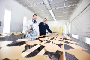 Lakering af laserskåret stålplader til Tivoli.